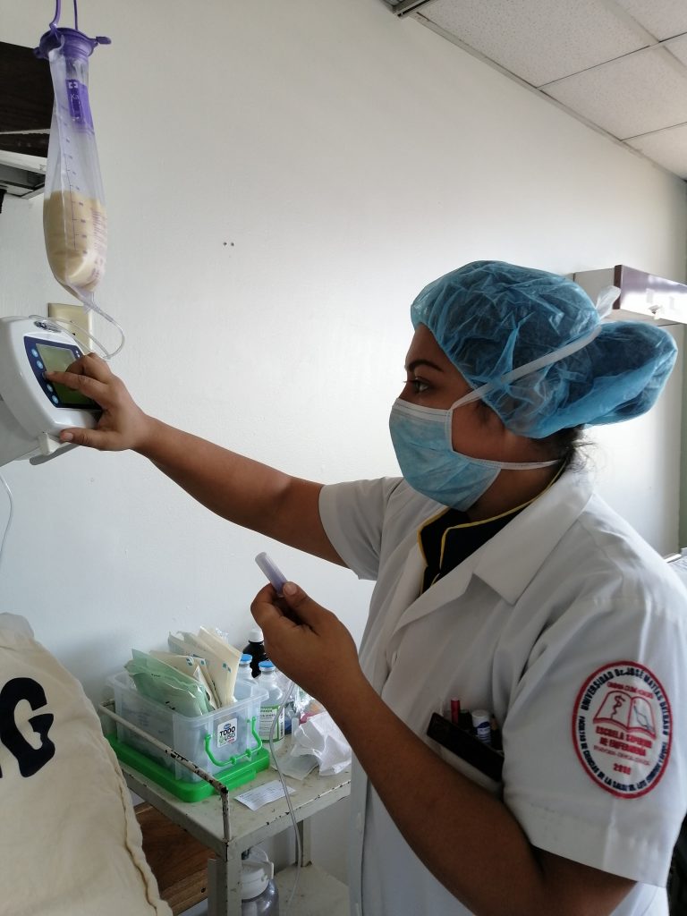 administración de Alimentación Enteral por sonda de gastrostomía utilizando una bomba de alimentación en el Hospital General del Instituto Salvadoreño del Seguro Socia