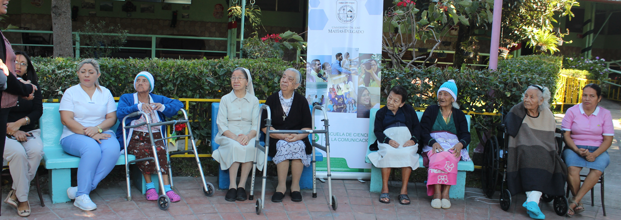 Estudiantes de Comunicaciones realizan diseño del libro “Relatos e historias de adultos mayores”