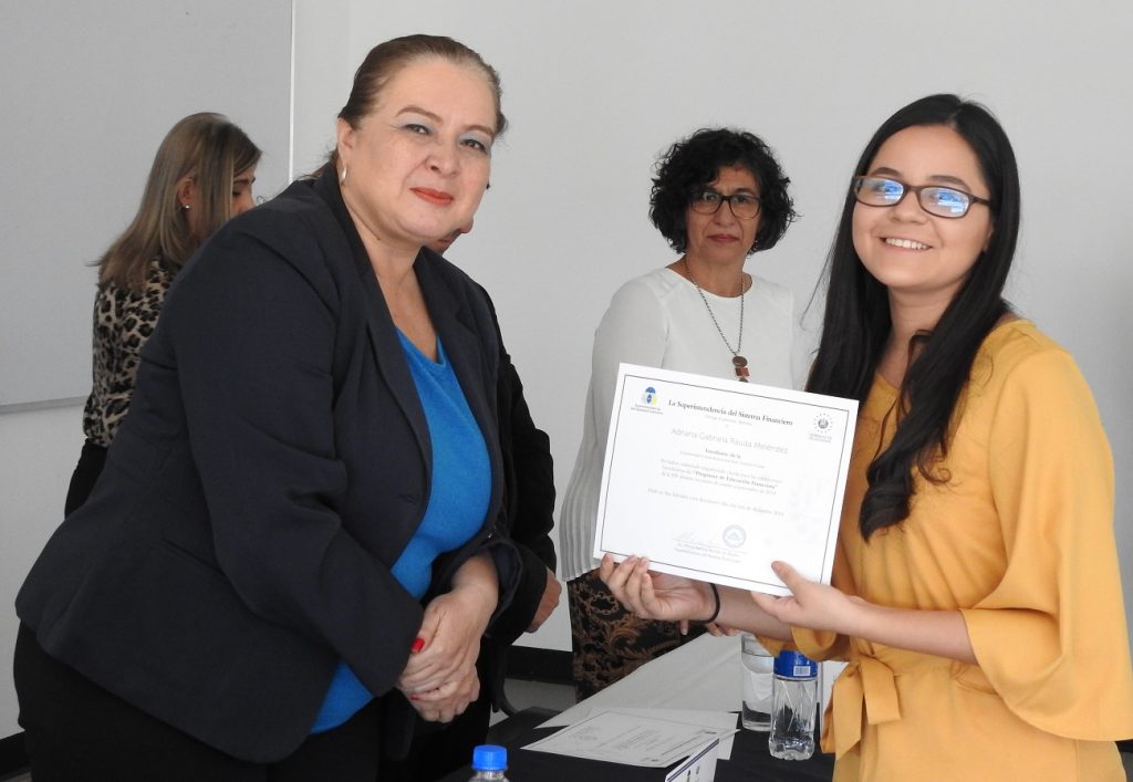 Superintendencia entrega Diplomas de Reconocimiento a estudiantes universitarios 