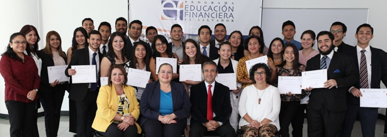 Superintendencia entrega Diplomas de Reconocimiento a estudiantes universitarios