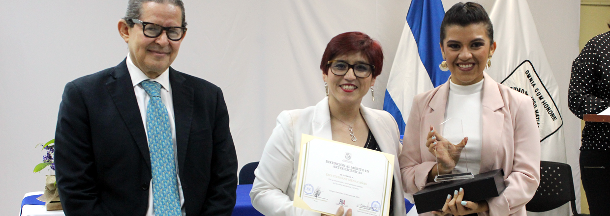Escuela de Bellas Artes realizó la entrega de reconocimiento Distinción al mérito en Artes Escénicas a la actriz Emy Mena